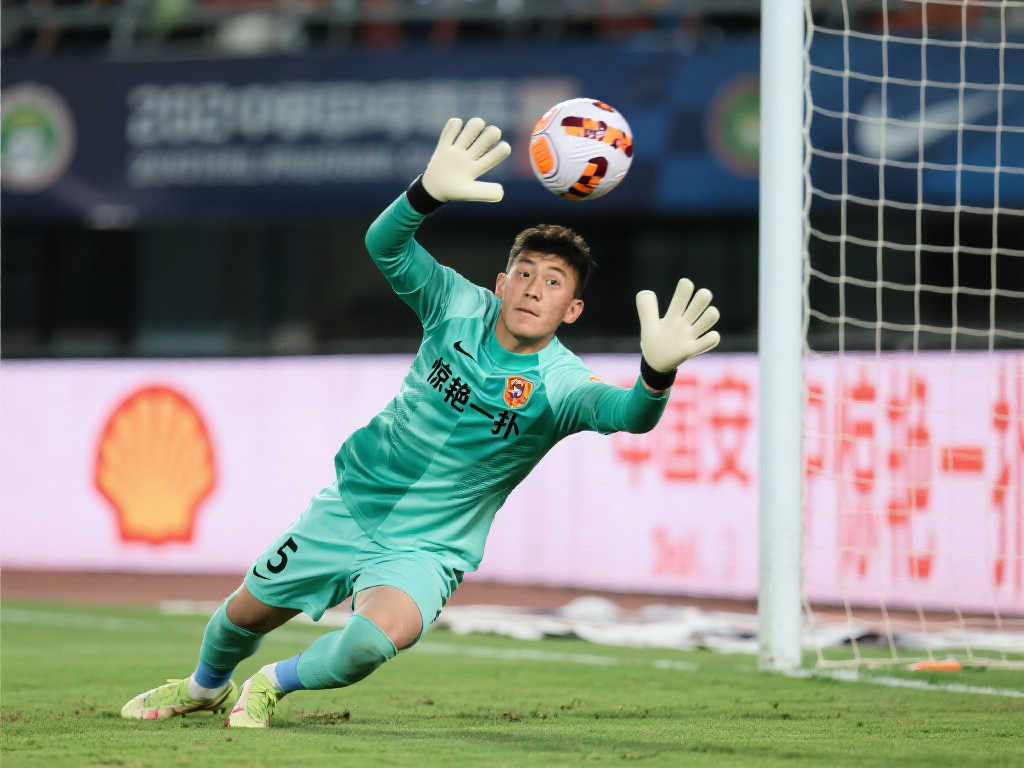 【现场快讯】神速反应！U17国少门将依合散神勇扑点