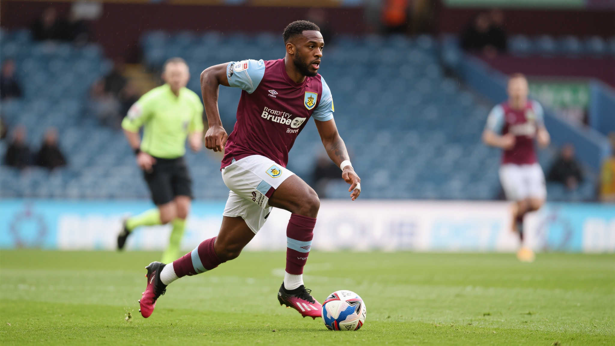 曼联拟出价6300万镑加浮动费用引进布伦特福德核心姆贝乌莫