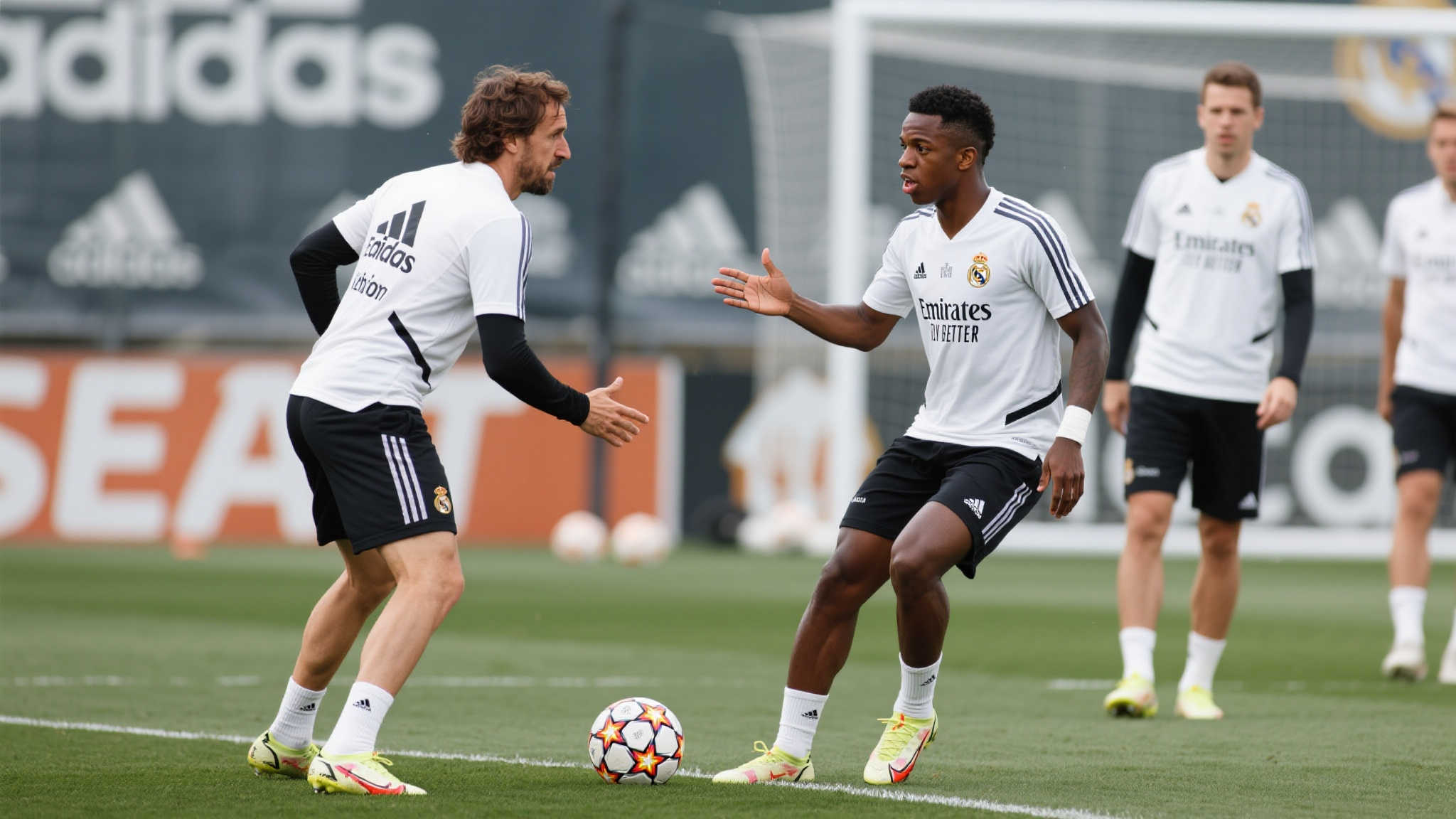 阿隆索训练场上与维尼修斯互动，多次手势传递施压策略